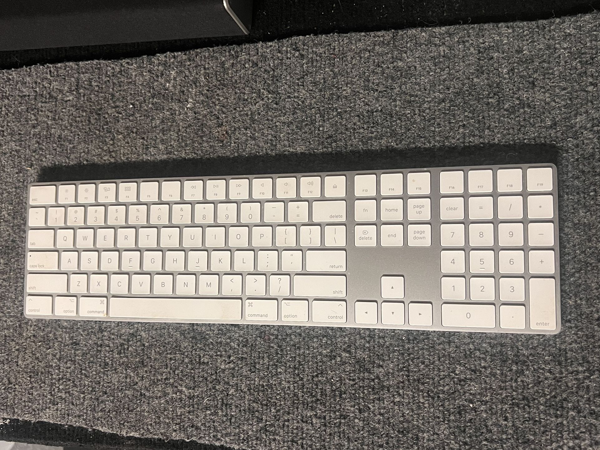 Apple - Magic Keyboard full size with Numeric Keypad A1843