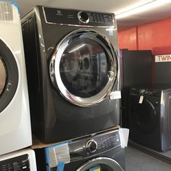 New Scratch And Dent Electrolux Front Load Washer And Dryer Set. 1 year Warranty 