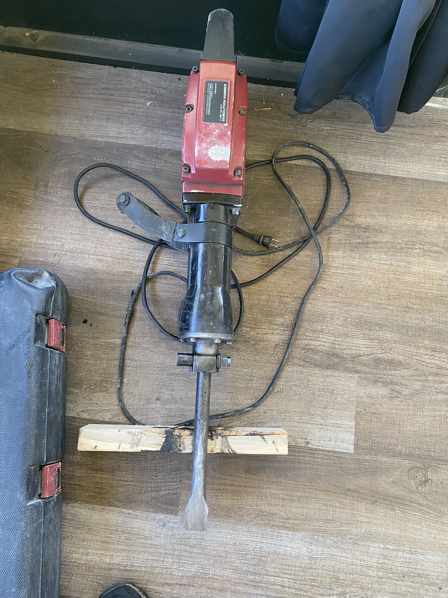 Heavy Duty Demolition Jackhammer with Case 110v for Sale in Land O