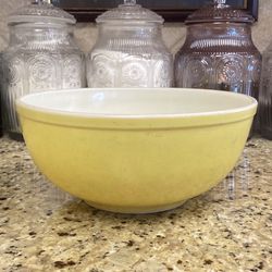 Collectible Vintage 4QT Yellow Pyrex Mixing Bowl (Approx. 1950’s)