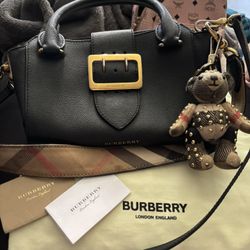 Authentic Burberry Black Grainy Leather Buckle Purse