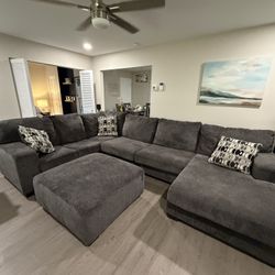 Ashley Furniture 3-Piece Sectional With Ottoman 