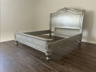 Queen bedfrey must go headboard football sideboards , very , very study , sturdy , no mattress need pickup asap offer