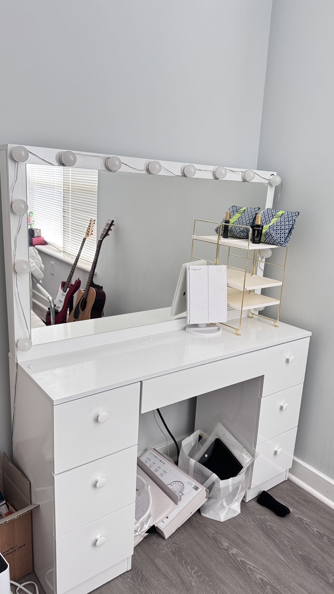 Makeup vanity With Mirror And 14 LED