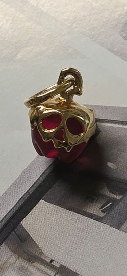 Pandora Poison Apple Skull