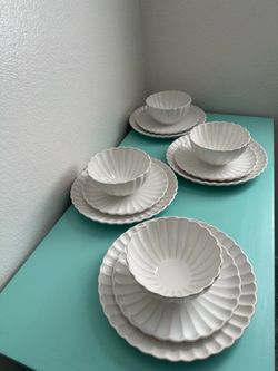 The Pioneer Woman Colette 12-Piece Stoneware Dinnerware Set in Cream-brand new