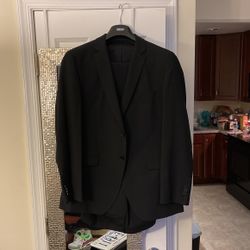 HUGO BOSS Suit (size42) Every Man Should Have at least 3 Good suits