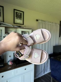 8c docs sandals