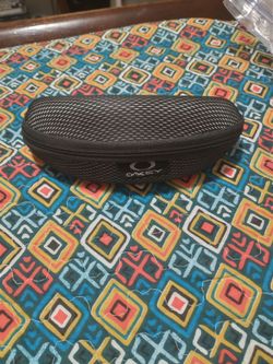 Black Oakley curved zip around black, Ookey  Sunglass  Hard shell