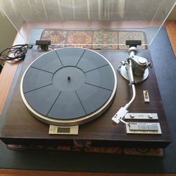Yamaha Turntable.  Vintage..Call