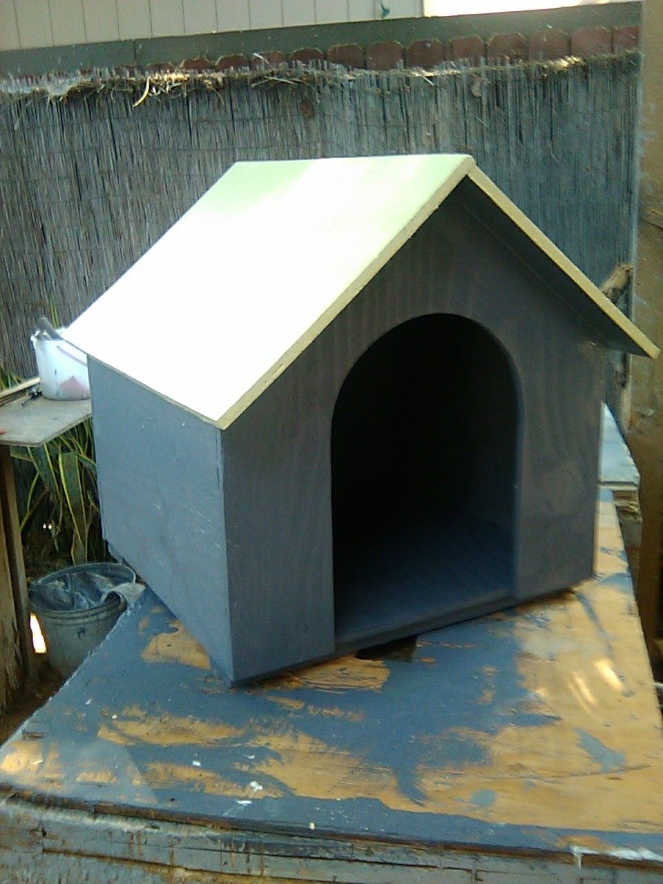 New medium wood dog house