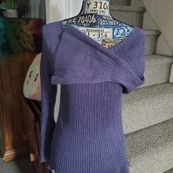 BLUE RIBBED CREWNECK TOP WITH BELL SLEEVES & A SCALLOPED HEM