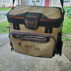 Titan deep freeze zipperless cold lock lunch box Good condition neutral earthtone colors.  From a non-smoking and pet free environment!  MEASUREMENTS.