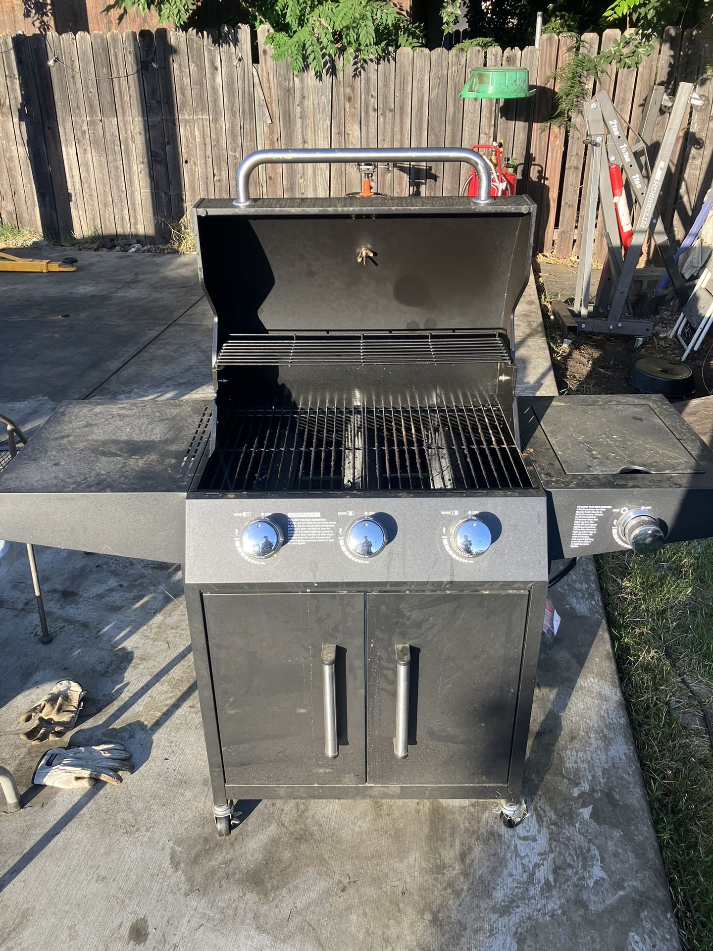 New 3 Burner Propane Grill Bbq
