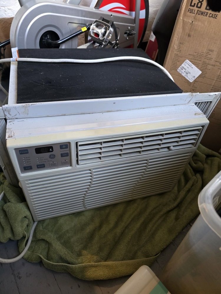 GE AC Window Unit 5,000 BTU 250 Sq Ft Remote & Rain Pad