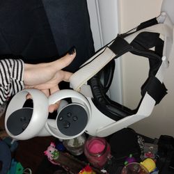 Meta Quest /Oculus 2 W/ Controllers And Upgraded Face Guard 