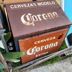 VINTAGE CORONA KOOLER!!! 250$