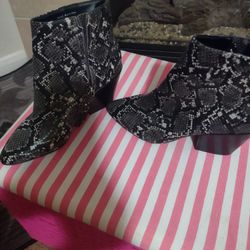 Dolce Vita Women's Petty Black Snake Print Stella Boots SZ 8.5