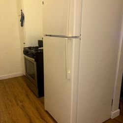 GE energy star 17.5 cu. Ft. Refrigerator