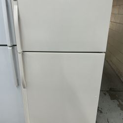 22 Cubic Foot Refrigerator With Ice Maker 