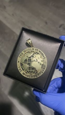 THE WORLD IS YOuRS PENDANT “10K