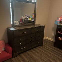 Dresser With Mirror 