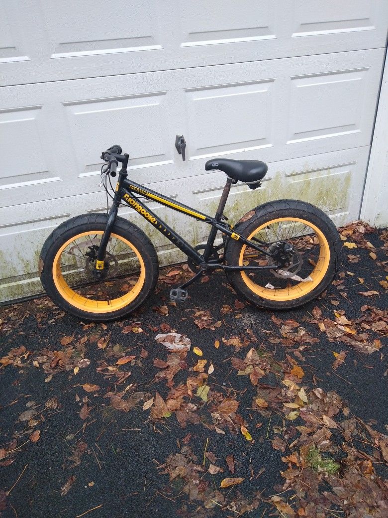 Mongoose Massif.fat Tires.