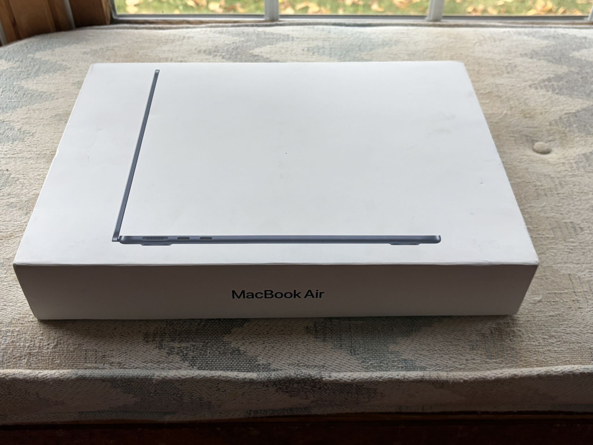 New, sealed 2025 MacBook Air 13″ (M4) — 16GB/256GB 