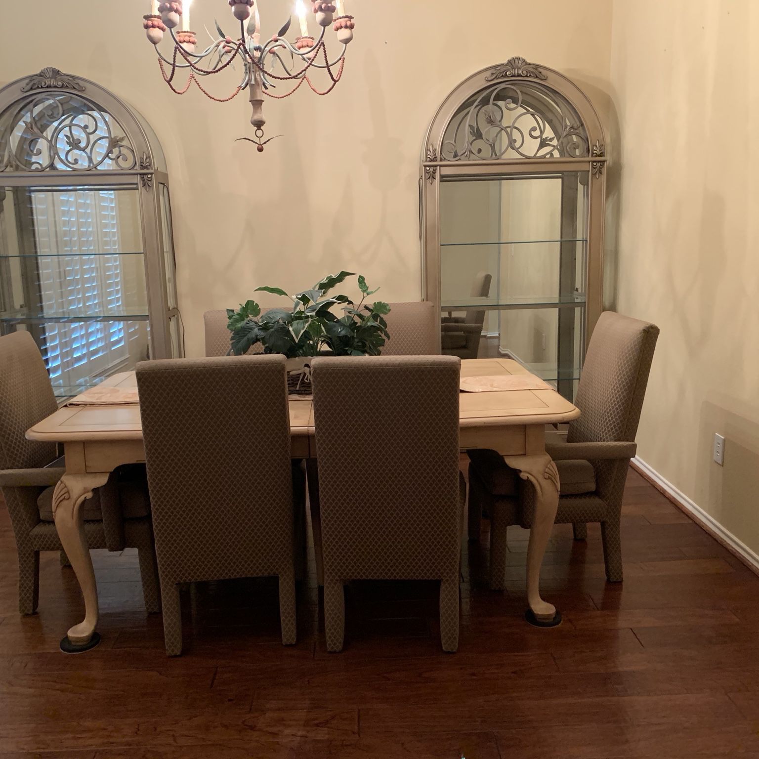 Dining Room Set With 2 Curios