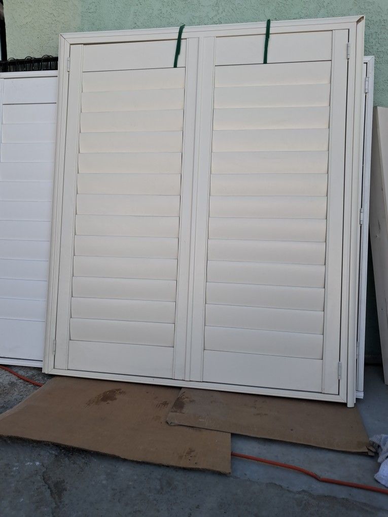 Ventana De Madera Color Crema Mide 43 5/8 De Ancho X 50 1/2 De Alto