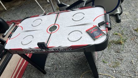 Tabletop air hockey game
