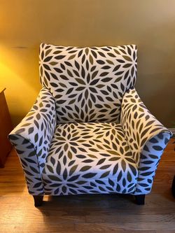 2 Chairs with Floral Pattern