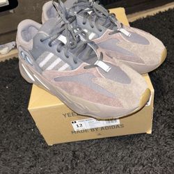 Muave Yeezy Boost 700
