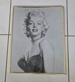 Marilyn Monroe Framed Wall Art Black & White Portrait 20"×16"
Classic Marilyn Monroe portrait print, gold metal frame. Ready for wall display. Overall