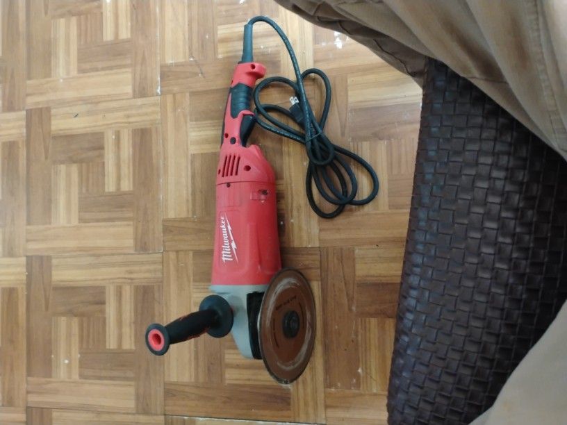 Milwaukee 7 Inch 9-in Grinder