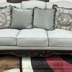 Traditional Sofa Mint Condition Will Deliver ‼️