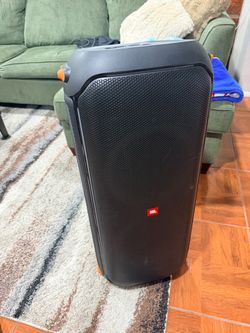 JBL 710 party box speaker