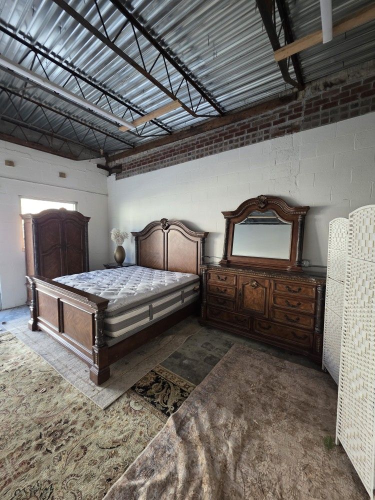 Stunning King/Queen real marble and Wood Bedroom set.
Delivery Available!