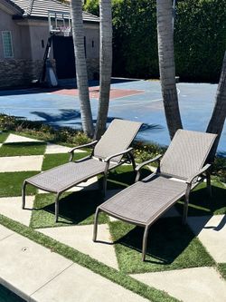 Pool Lounge Chairs on Wheels