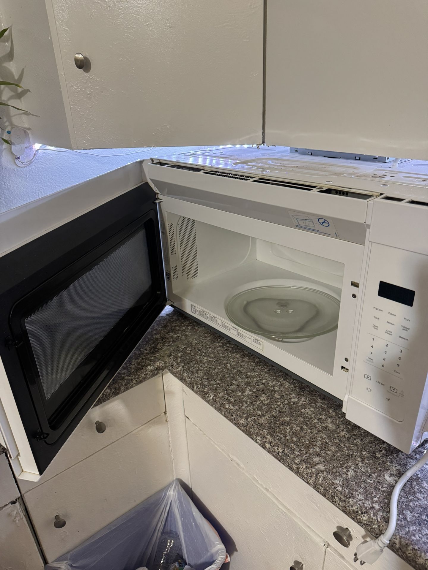 White Whirlpool Microwave 30inch 