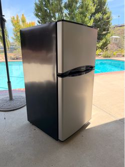 Frigidaire 4.5 Cu Ft Refrigerator with Freezer - Excellent Condition