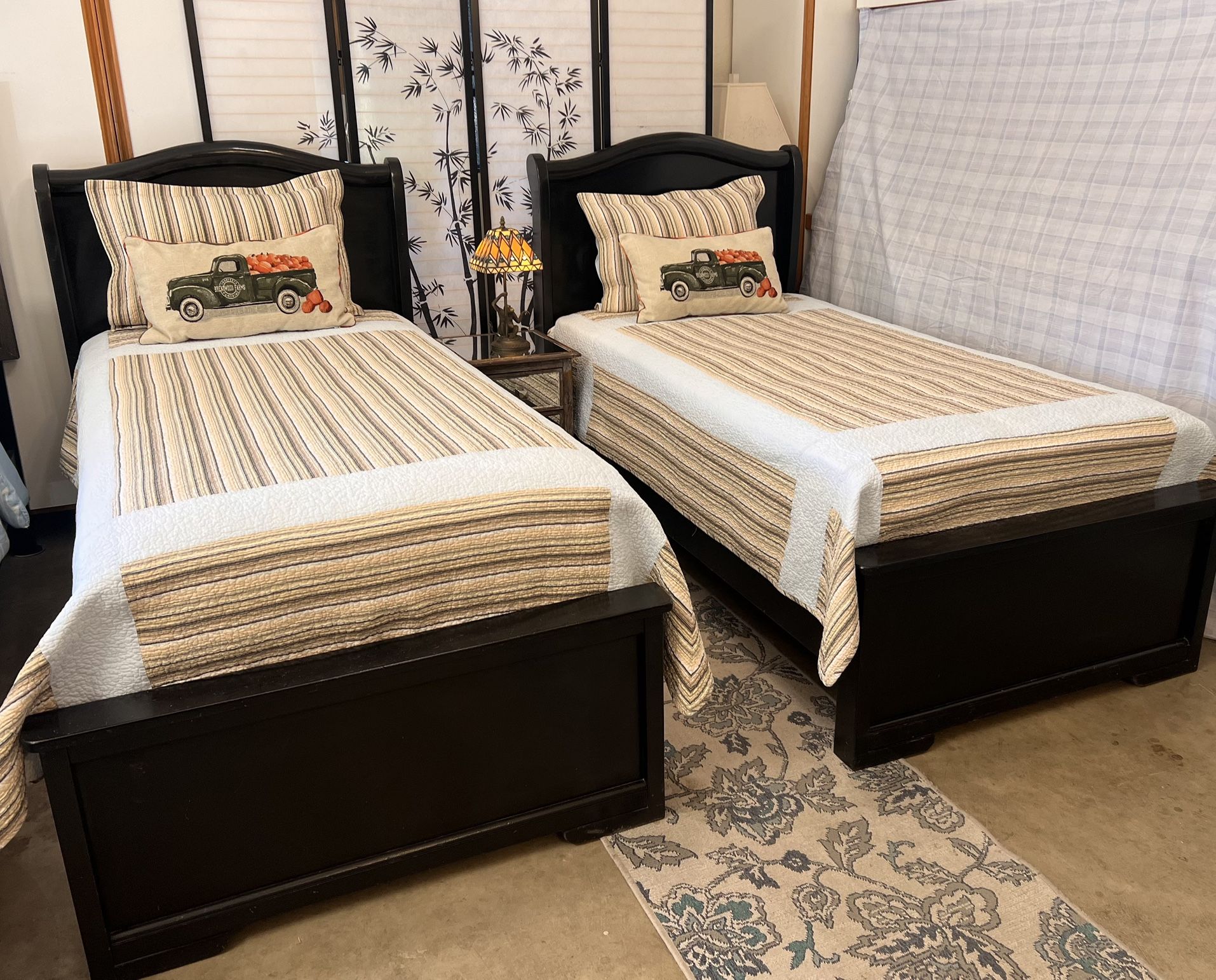 Twin size beds. Two identical very sturdy, solid wood construction very good mattresses hablo español y entrego