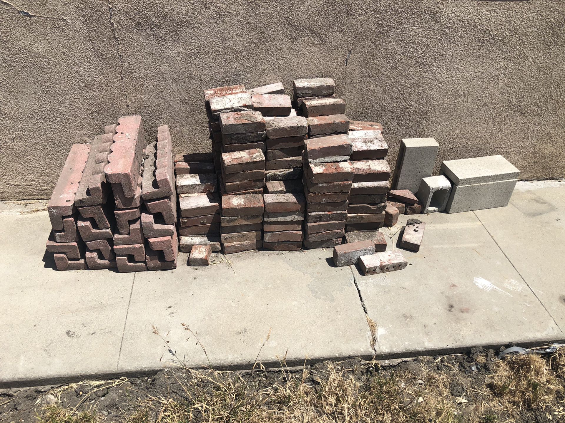 FREE bricks ... first to come gets them
