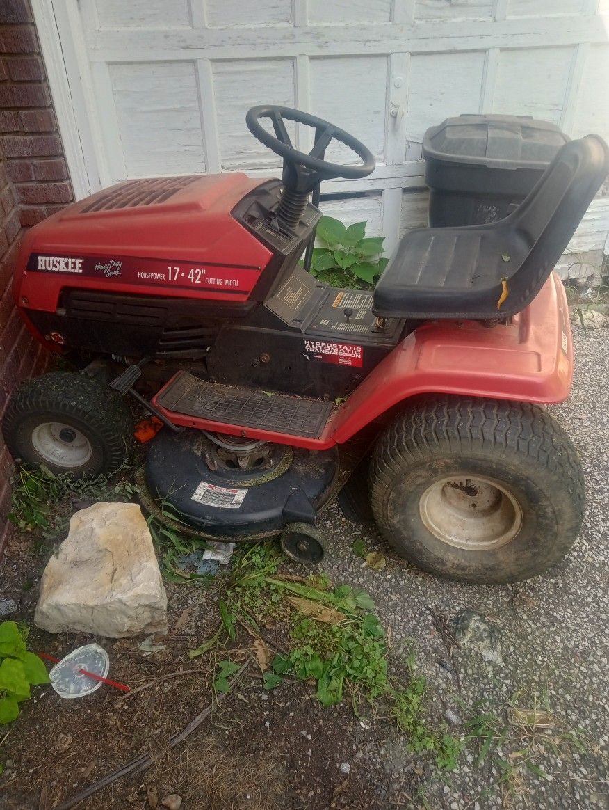 Huskee Heavy Duty series Riding Lawnmower