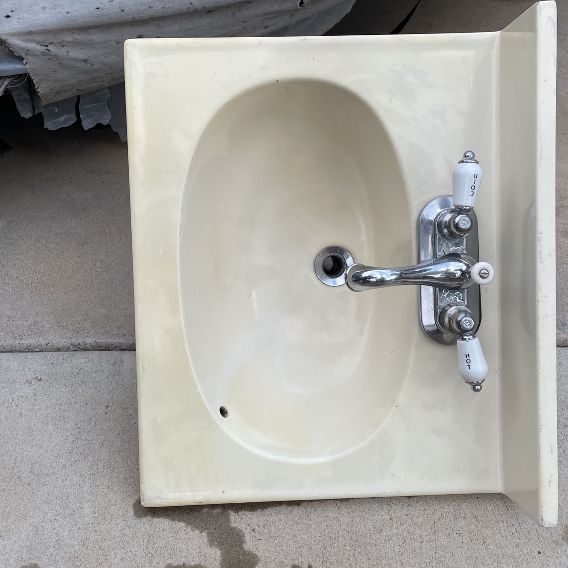 Bathroom sink with Fossett extra Fossett also17.