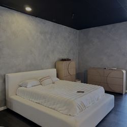 Hydraulic Lift Storage Bed — Cream Upholstered Frame/ Free Local Delivery 🚚 