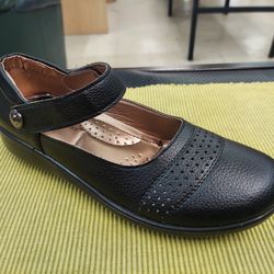 Size 7 Ladies Comfort Shoes!!! NEW 