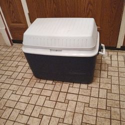 Rubbermaid 56 Quart Blue And White Plastic Cooler With Handles 