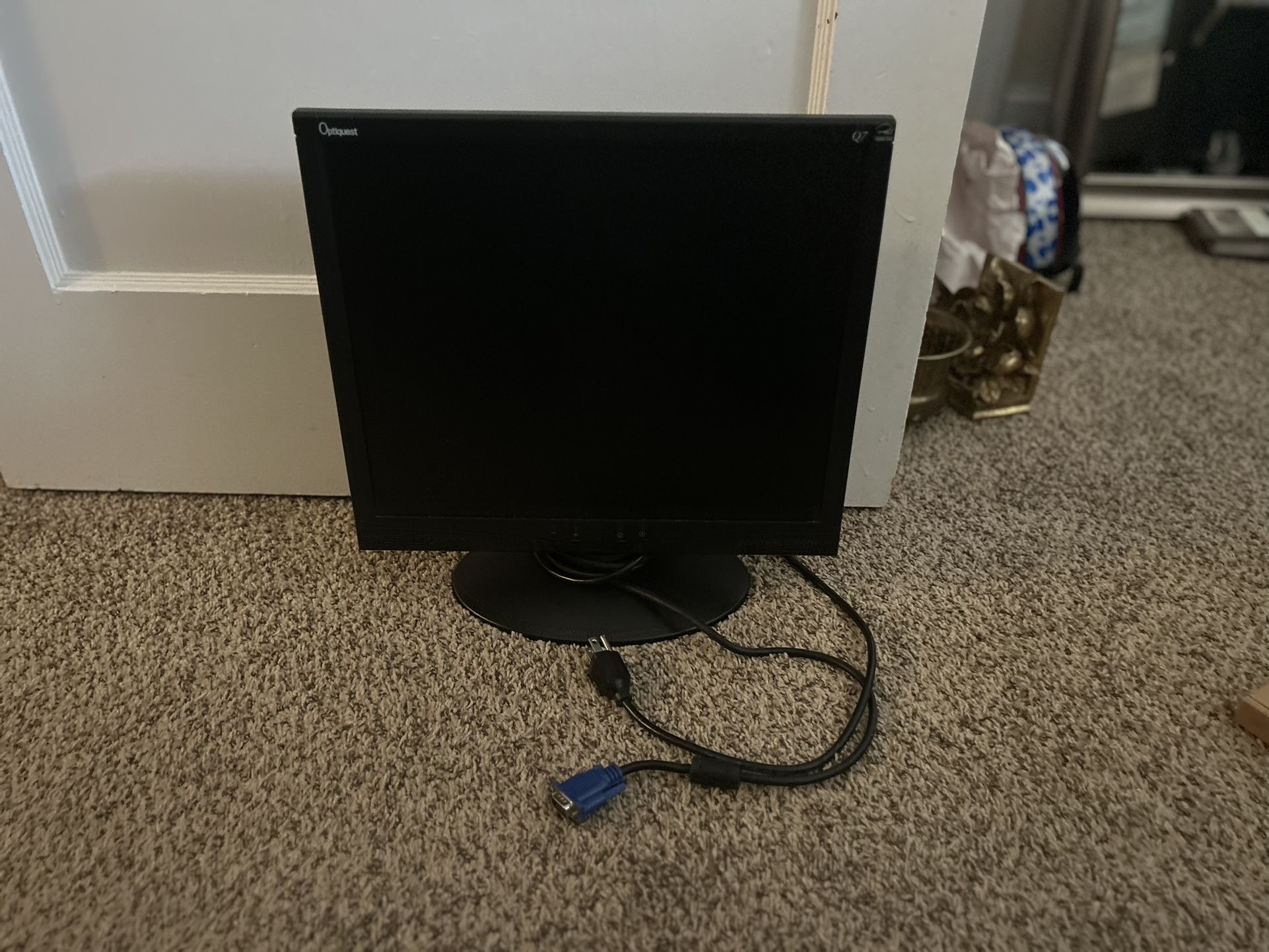 Optiquest Q7 - 17" LCD VGA Monitor - Model VS11147 – With Built-in Speakers