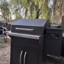 TRAEGER SILVERTON 620 🥩 🪵 PELLET 🍖 🥩 GRILL 🍖 SMOKER WORKS GREAT WITH WI-FI